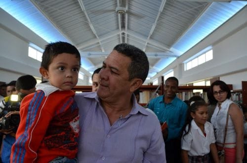 Walter Zúñiga y su nieto