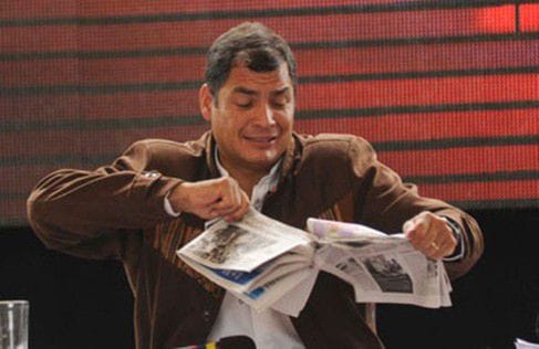 CORREA-ROMPE-PERIODICO.jpg