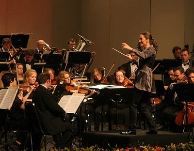 ALONDRA-DIRIGIENDO.jpg