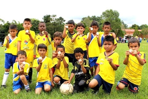 Niños-futbolistas-Comfacauca.jpg