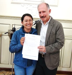 Entrega-de-título-de-vivienda.jpg