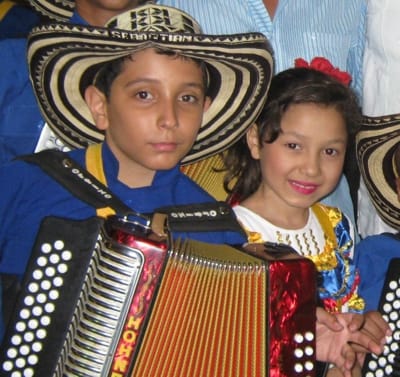 Sebastian-Sepulveda-con-la-cantante-Johanna-Acuña-web.jpg