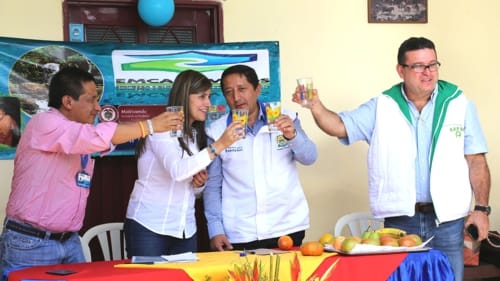 Brindis-con-agua-potable.jpg