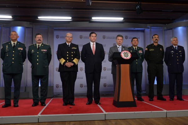 Presidente-FFMM-y-Policia.jpg