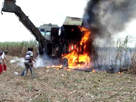 Maquinaria-de-INcauca-quemada.jpg