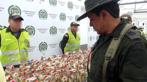 Policía-incauta-licor-ecuatoriano-de-contrabando.jpg