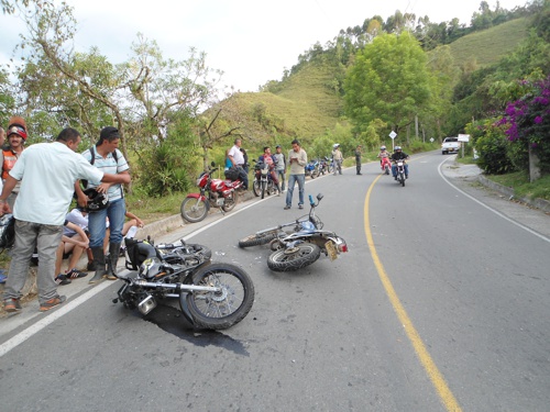 Choque-de-dos-motos-en-vía-a-Corinto.jpg