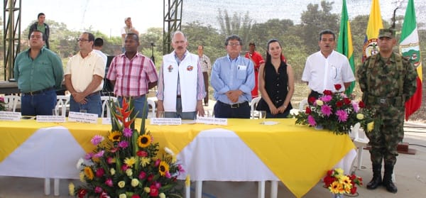 Firman-contrato-para-la-pavimentación-de-La-Balsa-Buenos-Aires.jpg