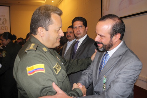 Foto-condecoracion-Fundación-Propal.jpg