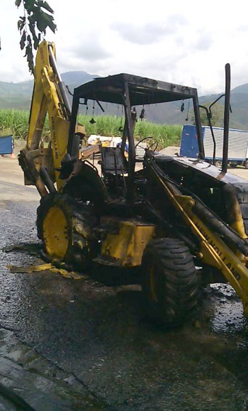 Queman-retroexcavadora-que-trabajaba-en-construcción-del-acueducto-regional.jpg