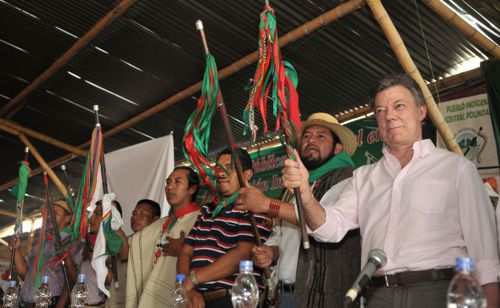 Santos con indígenas del Cauca Santos con indígenas del Cauca