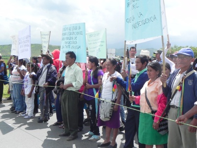 Indígenas-se-concentraron-sobre-la-vía-Panamericana-Santander-de-Quilichao.jpg