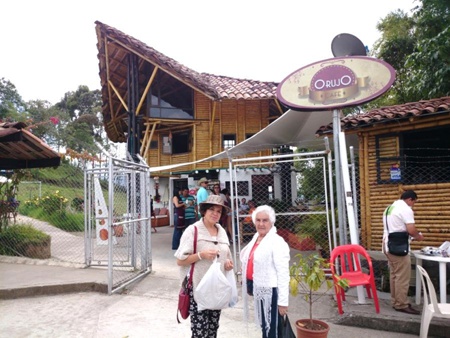 Rubiela Arias y la poeta Gloria María Medina en frente del Restaurante Orujo Rubiela Arias y la poeta Gloria María Medina en frente del Restaurante Orujo