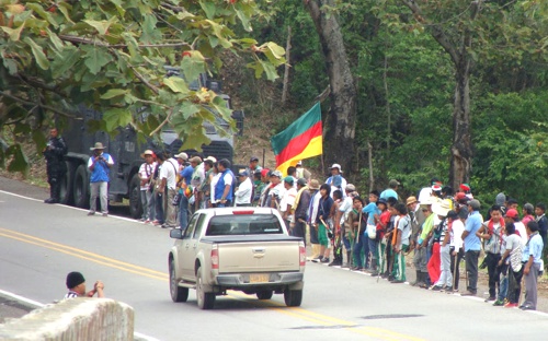 Indíegnas-sobre-la-vía-panamericana-en-Cauca.jpg