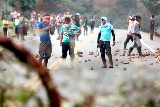 Indígenas-bloquean-vía-Panamericana-a-la-altura-de-Mondomo.jpg