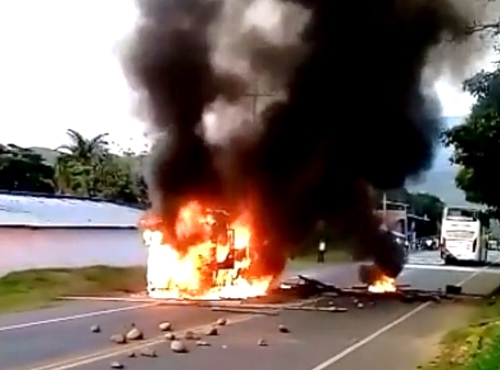 Bus-incinerado-en-la-vía-Panamericana-por-indígenas-del-Cauca.jpg
