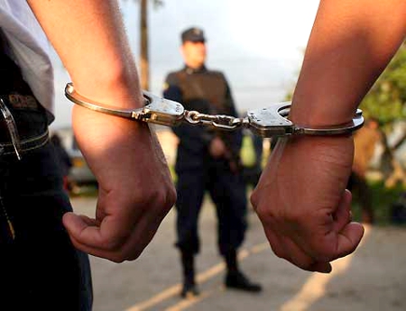 Capturan a dos policías en el Cauca transportando estupefacientes Capturan a dos policías en el Cauca transportando estupefacientes