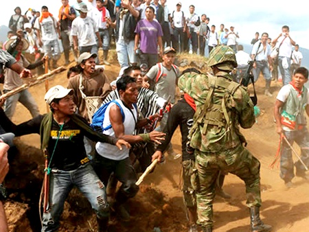 Indígenas-se-enfrentan-contra-soldados-del-Ejército-y-ESMAD-en-Caloto.jpg