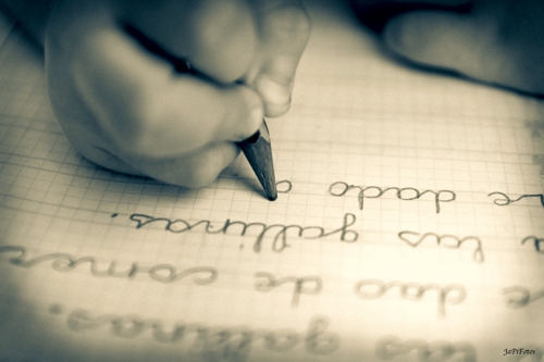 Niña escribiendo Niña escribiendo