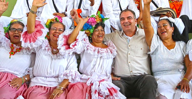 Nueva-línea-de-crédito-para-la-mujer-rural-Aurelio-Iragorri-Valencia.jpg