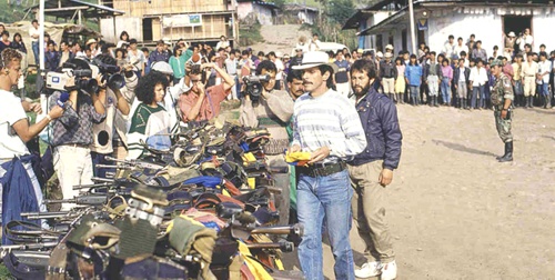 Carlos-Pizarro-Santo-Domingo-Entrega-de-armas.jpg