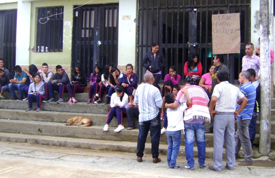 Estudiantes-protestan-por-falta-de-docentes-en-Balboa.jpg