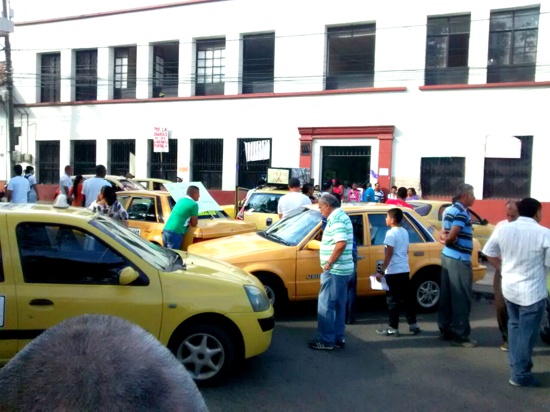Transportadores-de-servicio-público-bloquean-calles-en-Santander-de-Quilichao.jpg
