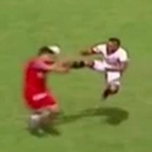 Patada voladora en fútbol peruano