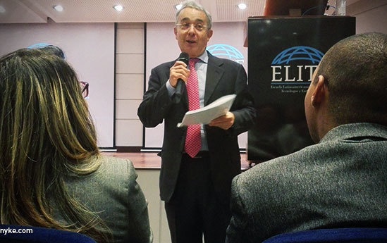 Uribe-en-clases-1.jpg