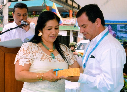 Gloria-Fanny-Caupaz-Flórez-condecora-a-Jhon-Diego-Parra-Nasa-Kiwe.jpg