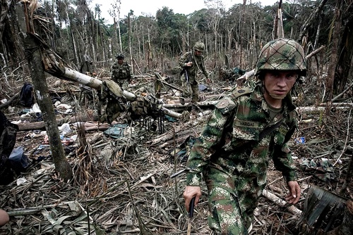 Guerra-en-cuerpo-ajeno-en-Colombia.jpg