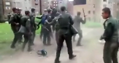 Policías-peliando-entre-sí-en-Bogota.jpg
