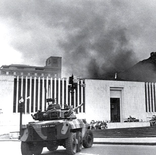 Toma-del-palacio-de-justicia-de-Colombia-Plaza-de-Bolívar.jpg