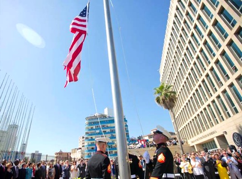 Bandera-estadounidense-vuelve-a-ondear-en-Embajada-de-EEUU-en-La-Habana.jpg