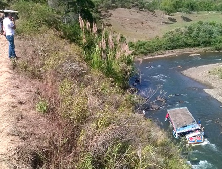 Chiva-con-20-pasajeros-cayó-a-aguas-del-río-Timba-en-el-norte-del-Cauca.jpg