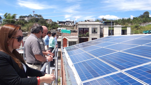Delegados-de-la-CREG-y-Asocodis-visitaron-proyectos-innovadores-en-energía-eléctrica-en-el-Cauca-páneles-solares.jpg