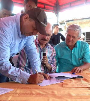 Firma_contratos_1_Pavimentaciu00F3n_Caldono-300x336.jpg