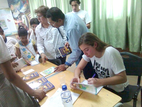 Carolina-Palacio-Ramírez-escritora-dictando-charla-en-la-I.E.-Fernández-Guerra1.jpg