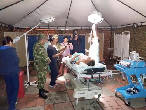 Extraen-granada-de-la-pierna-de-un-soldado-afuera-del-Hospital-San-José-de-Popayán.jpg