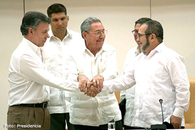 Juan-Manuel-Santos-Raúl-Castro-y-Timochenko.jpg