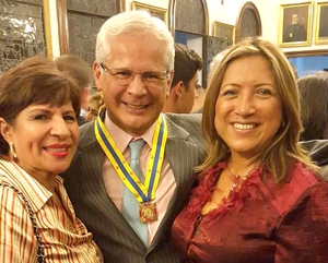 Otorgan-condecoración-Escudo-de-la-muy-noble-y-leal-ciudad-de-Popayán-a-Colombia-Mayor-Juan-Carlos-López-Castrillón1.jpg