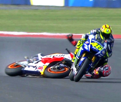 Valentino-Rossi-y-Marc-Márquez-patada.jpg