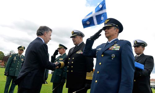 El-Presidente-Juan-Manuel-Santos-felicita-al-comandante-de-la-Armada-Leonardo-Santamaría-quien-fue-ascendido-a-almirante.jpg