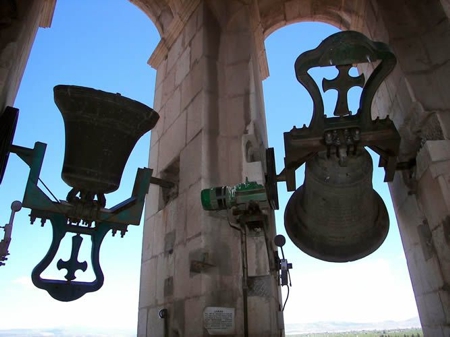Doblan las campanas