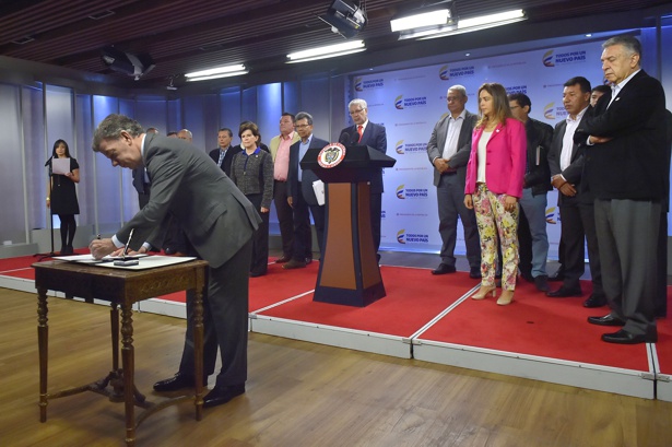 Santos-firma-decreto-salarial-de-los-maestros-2016.jpg