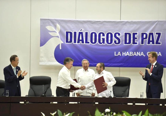 Punto-final-al-conflicto-armado-con-las-Farc-en-Colombia-Santos-Timochenko.jpg