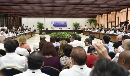 Punto-final-al-conflicto-armado-con-las-Farc-en-Colombia-Santos-Timochenko2.jpg