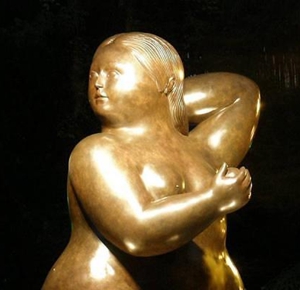 Una gorda desnuda engalana el parque San Pio
