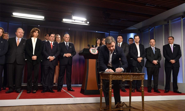 Firma-decreto-plebiscito.jpg