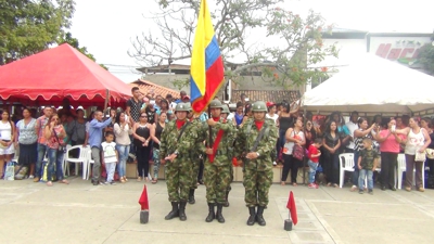 SOLDADOS-CAMPESINOS-JURARON-BANDERA-EN-VILLA-RICA-CAUCA1.jpg
